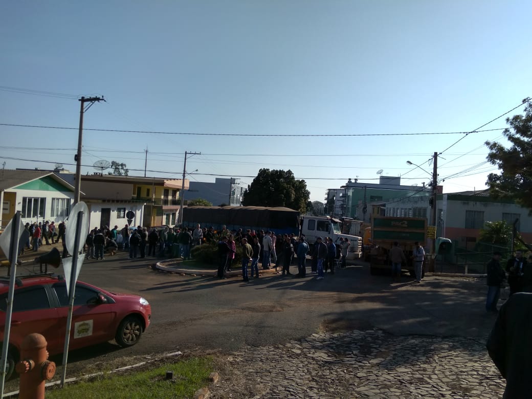 Ir para  <p><big>O quinto dia de paralisa&ccedil;&atilde;o dos caminhoneiros, em protesto contra o alto pre&ccedil;o dos combust&iacute;veis e as p&eacute;ssimas condi&ccedil;&otilde;es de trabalho, &eacute;...